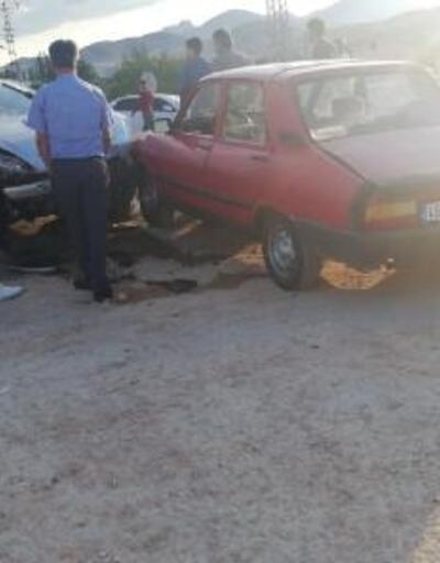 Askeri aracın da karıştığı zincirleme kazada 3'ü asker 8 kişi yaralandı