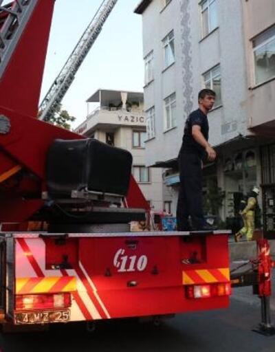 Ataşehir’de çatı yangını; mahalleli sokağa döküldü