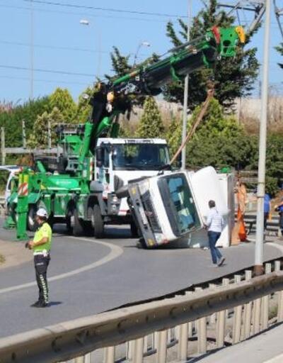 Ataşehir’de devrilen kamyonet nedeniyle trafik durdu