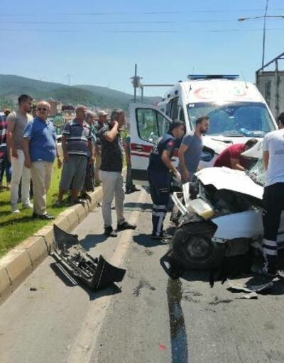 Hasta taşıyan ambulans, otomobille çarpıştı: 2 ölü, 1 yaralı