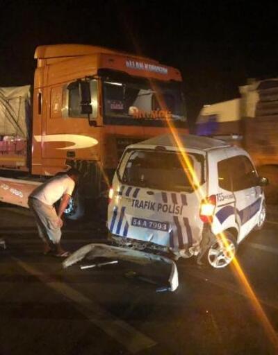 Meşrubat yüklü TIR, trafik polislerinin aracına çarptı: 1 polis yaralı