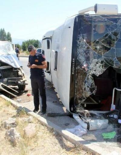 Yolcu midibüsü kamyonete çarptı: 11 yaralı