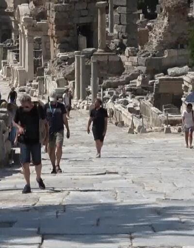 Turistler Efes Antik Kenti'ne akın etti