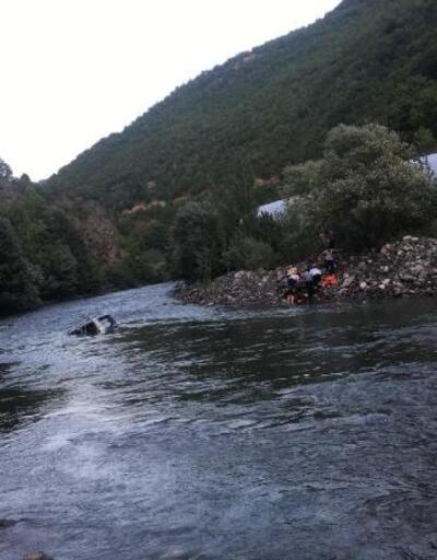 Nehre düşen hafif ticari aracın sürücüsü öldü, 3 kişi yaralandı