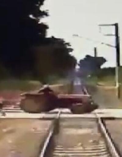 Yük treni ile traktörün çarpışması kamerada