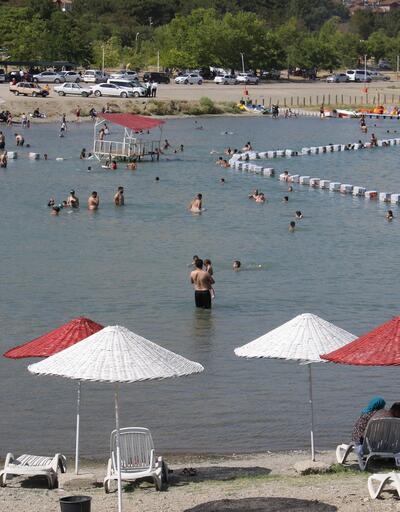 Sıcatan bunalanlar Hazar Gölü'nde serinliyor