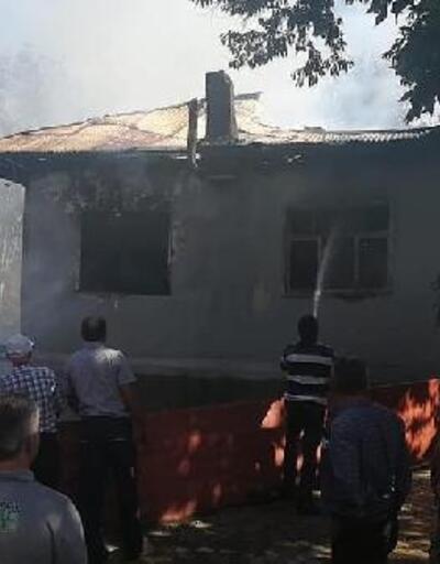 Koyulhisar'da müstakil ev yangında kül oldu
