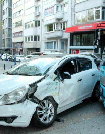 Taksim'de otobüs 2 araca çarptı