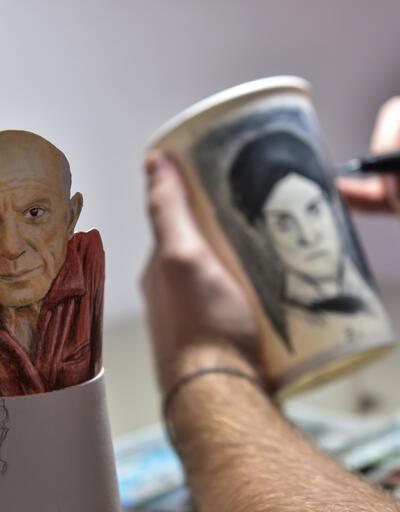 Picasso'nun milyon dolarlık eserlerini 10 kuruşluk karton bardaklara çiziyor