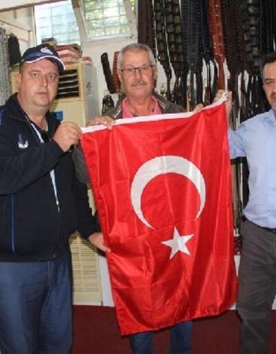 Kınık'ta esnafa Türk bayrağı dağıtıldı