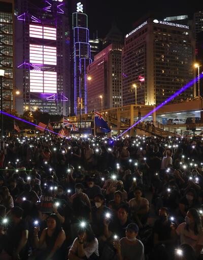 Hong Kong'da ışıklı gece protestosu