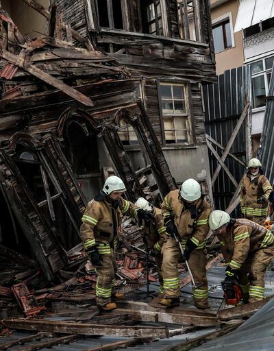 Üsküdar'da eski bir bina kısmi olarak çöktü