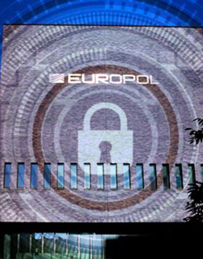 EUROPOL adım adım izledi! Çalıntı lüks araçları satan çete çökertildi