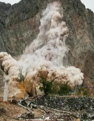 Yamaçtan kopan dev kayalar baraja düştü! 
