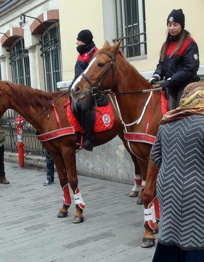 Taksim'de atlı polislerin geçidi turistlerden ilgi gördü