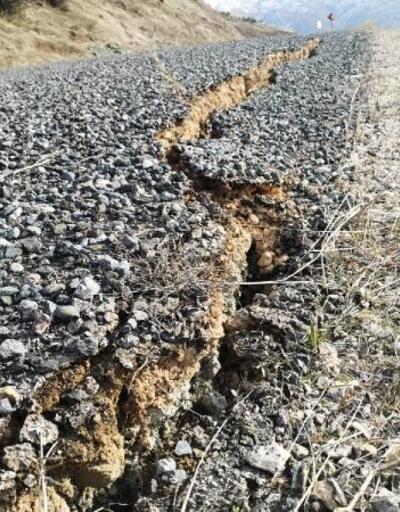Depremde Sivrice'deki köy yollarında dev yarıklar oluştu