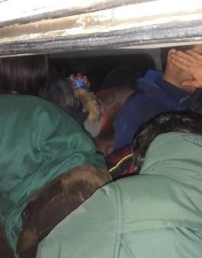 Ayvacık'ta, 9 kişilik panelvandan 22 kaçak göçmen çıktı