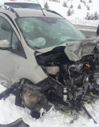 Sivas'ta hafif ticari araç ile TIR çarpıştı: 3 yaralı