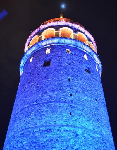 Galata Kulesi mavi ve turuncuya büründü