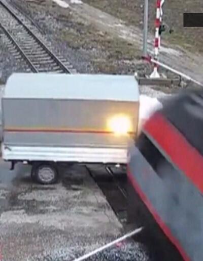 Ekmek kamyonetine tren çarptı! O anlar kamerada...