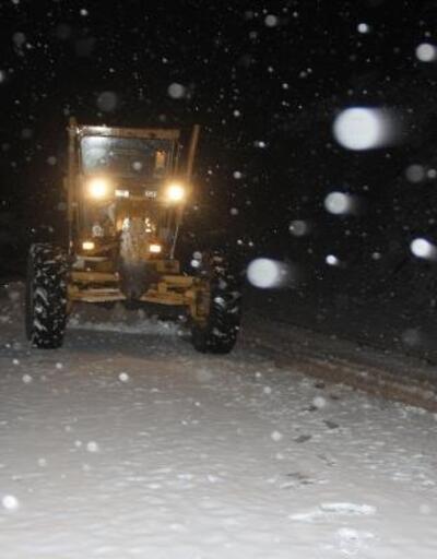 Kınık'ta 3 kırsal mahallenin kar nedeniyle kapanan yolu açıldı