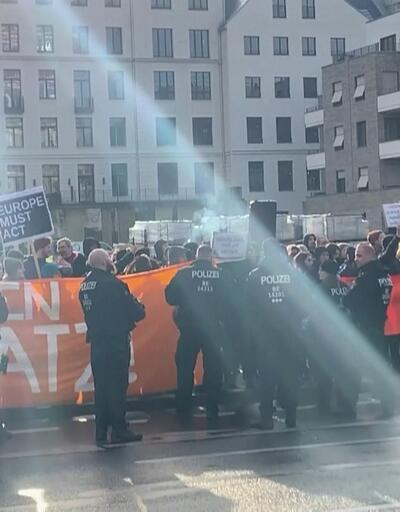 Merkel ve Miçotakis Berlin'de protesto edildi