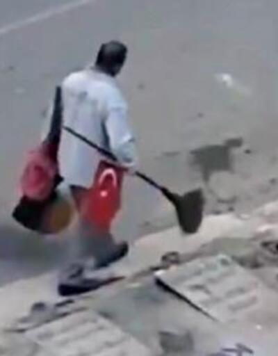 Temizlik işçisi bulduğu bayrağı süpürgesine taktı