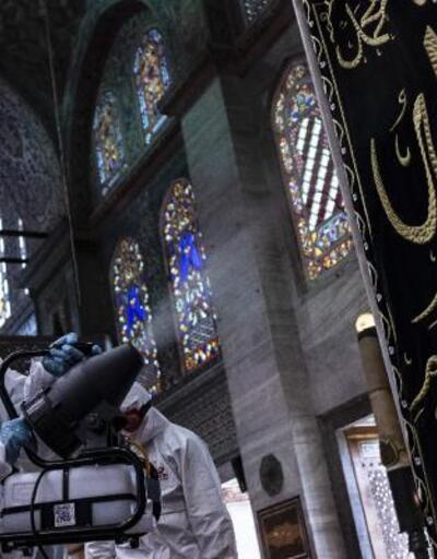 Sultanahmet Camii ilk Cuma namazı için dezenfekte edildi