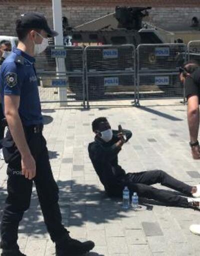 Taksim'de polisi görünce fenalaştı