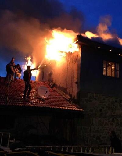 Ankara'da 3 katlı ahşap ev yandı