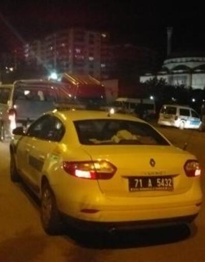 Kırıkkale'de silahlı kavgada 5 kişi yaralandı, şüpheliler kaçtıkları minibüsle 2 polise çarptı