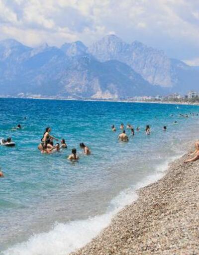 Dünyaca ünlü plajda sosyal mesafeli güneş keyfi