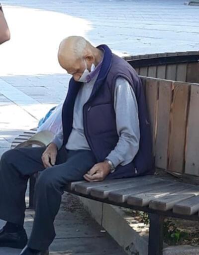 Bankta oturan yaşlı adam kalp krizi geçirdi