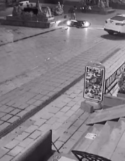 Kazada havaya fırlayan motosiklet sürücüsü bankın üzerine düştü | Video
