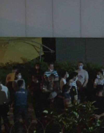 Kadıköy'deki site sakinleri yönetime isyan etti. Elektrik kesintileri ve akan pis sudan şikayetçiler | Video