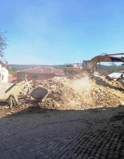 Hisarcık'ta tehlike saçan metruk binalar yıkıldı