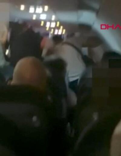 Afrikalı kadına uçakta yumruklu saldırı | Video