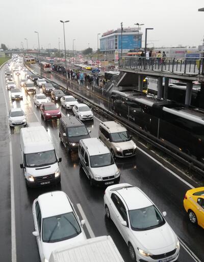 Son dakika haberler... İstanbul'da yağışın etkisiyle trafik yoğunluğu 