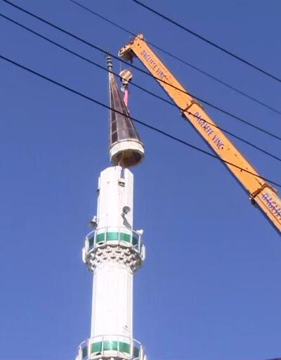 Bayraklı'da hasarlı minareni külahı söküldü | Video	