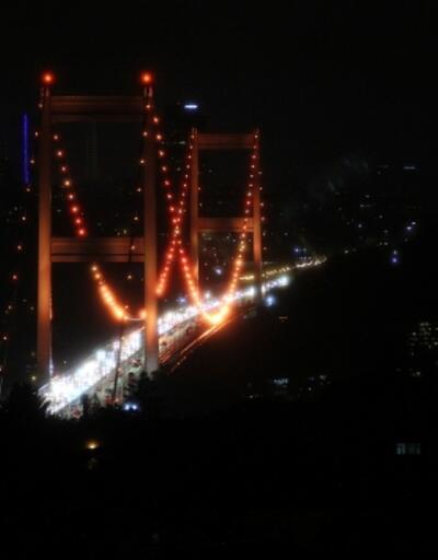 Fatih Sultan Mehmet Köprüsü turuncu renge büründü