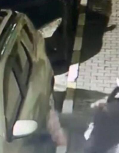Alkollü kişi park halindeki araca saldırdı | Video