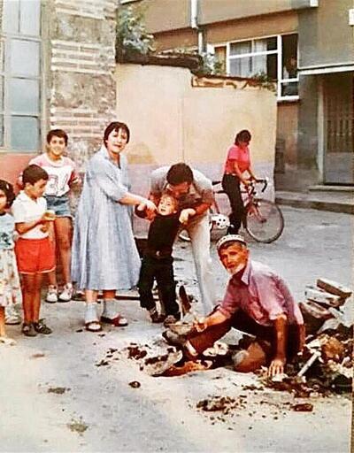 Ata Demirer'den tbt paylaşımı! '1985 Bursa Akbıyık Mahallesi duvara yaslanmış gülüyorum...'