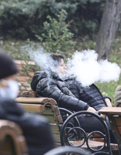 Yasağa rağmen parklarda sigara içtiler