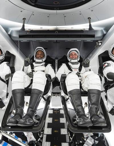 NASA, 4 astronotu taşıyan SpaceX'e ait uzay aracını fırlattı