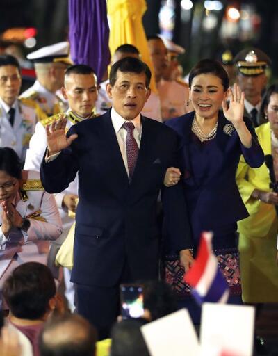 Tayland Kralı katıldığı metro açılışında kırmızı halı serdirdi