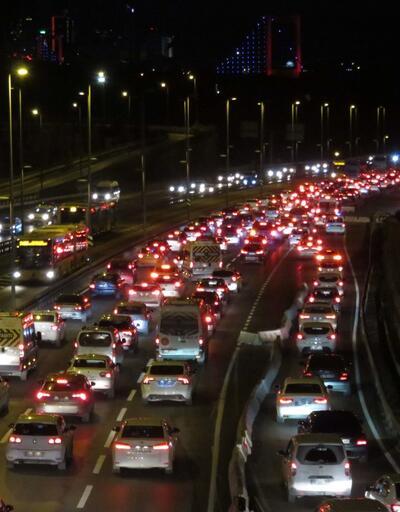 56 saatlik kısıtlamanın ardından 15 Temmuz Şehitler Köprüsü'nde trafik yoğunluğu