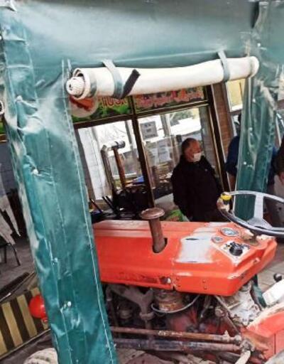 Sakarya'da kaza ucuz atlatıldı: Traktör çay ocağının bahçesine girdi 