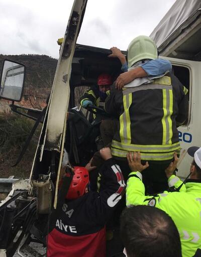 TIR'a çarpan kamyonda sıkışan sürücüyü itfaiye ekibi kurtardı