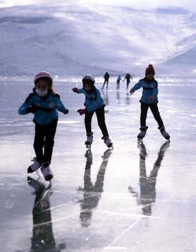 Yüzeyi donan Çıldır Gölü'nde buz pateni keyfi! Çocuklar doyasıya eğlendi 