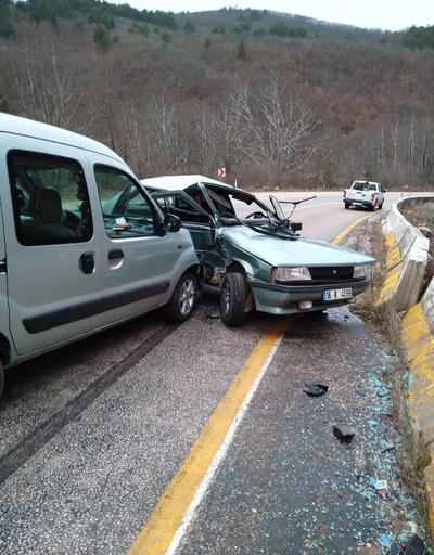 Bursa'da hafif ticari araç ile otomobil çarpıştı; 1 yaralı